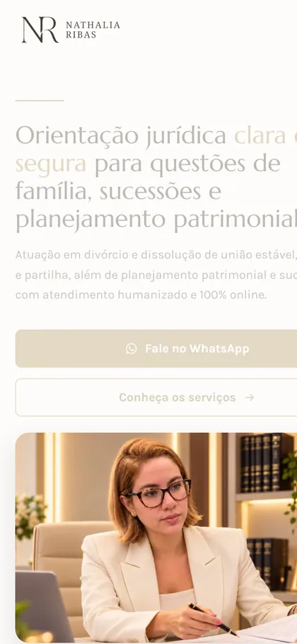 O site da Nathália Ribas na tela de um celular